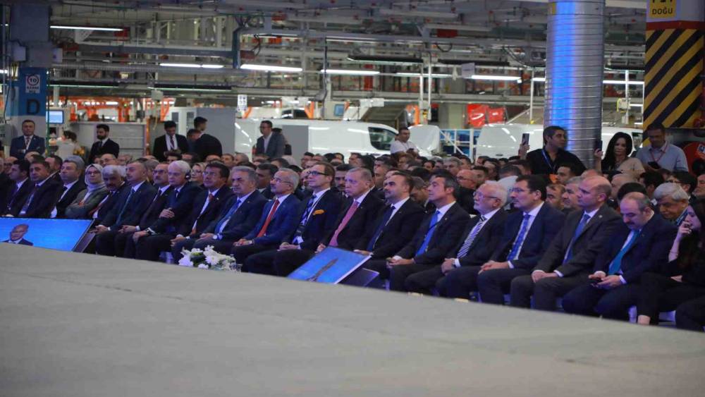 Cumhurbaşkanı Erdoğan: “Geçtiğimiz sene otomotiv ihracatımız 9 milyar doların üzerinde dış ticaret fazlası verdi”
