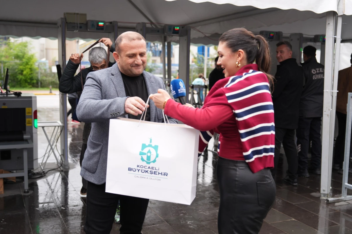 1 milyonuncu ziyaretçiye konfetili karşılama 