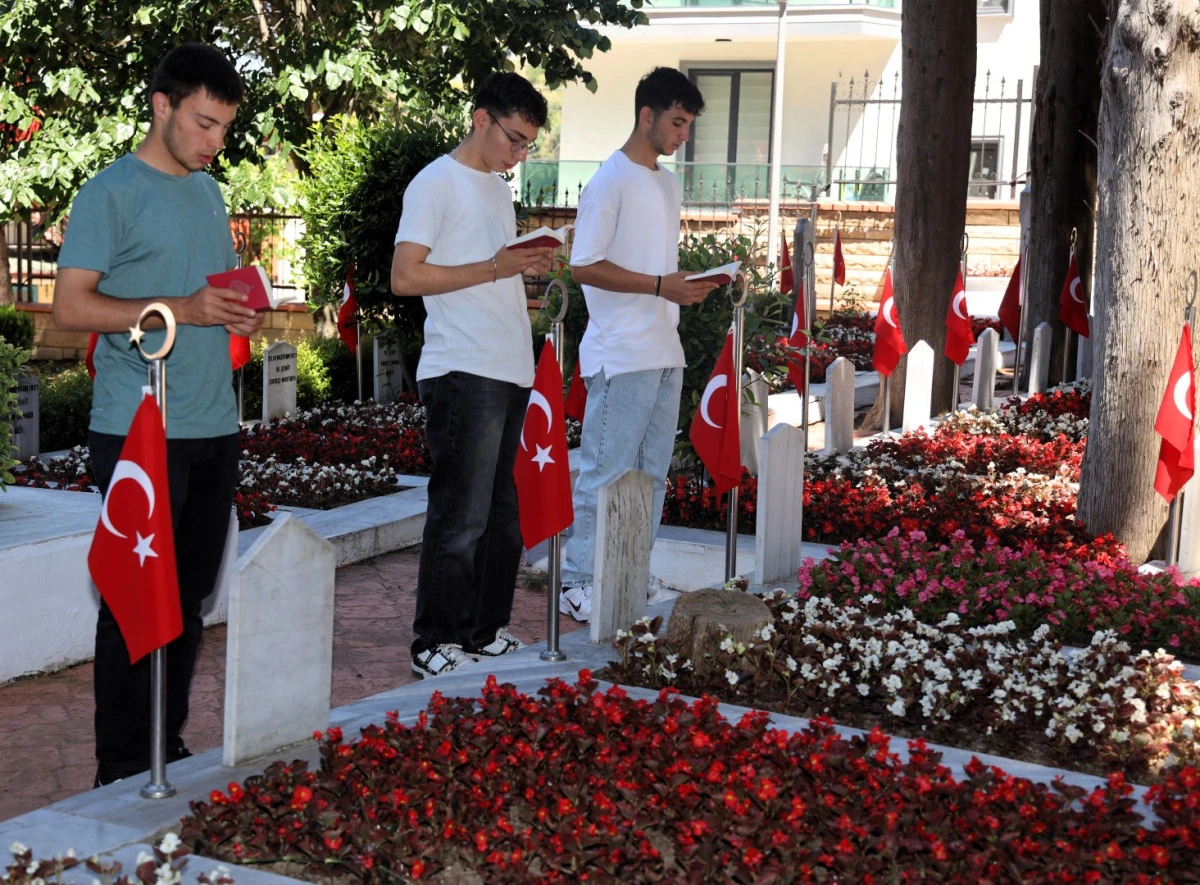 15 Temmuz &ouml;ncesi şehitlikte anlamlı buluşma