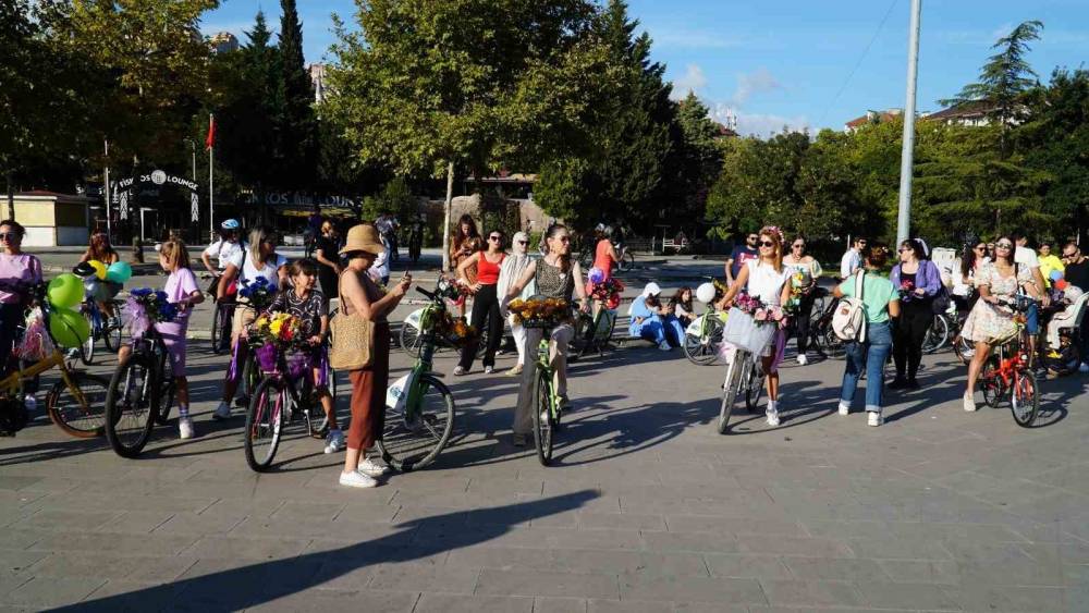 Süslü Kadınlar Bisiklet Turu, İzmit’te renkli görüntüler oluşturdu
