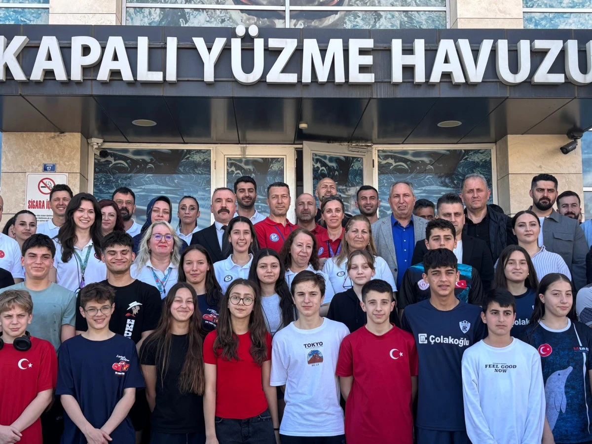 19 Mayıs Coşkusu Dilovası Y&uuml;zme Havuzu&rsquo;nda Yaşandı