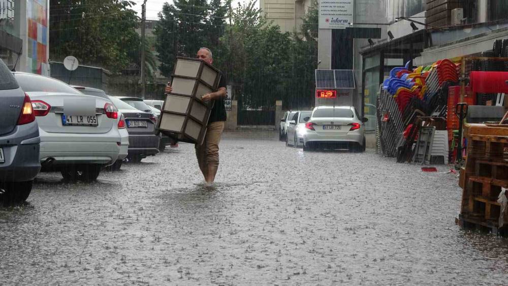 Kocaeli’de cadde ve sokaklar sular altında kaldı, vatandaşlar zor anlar yaşadı
