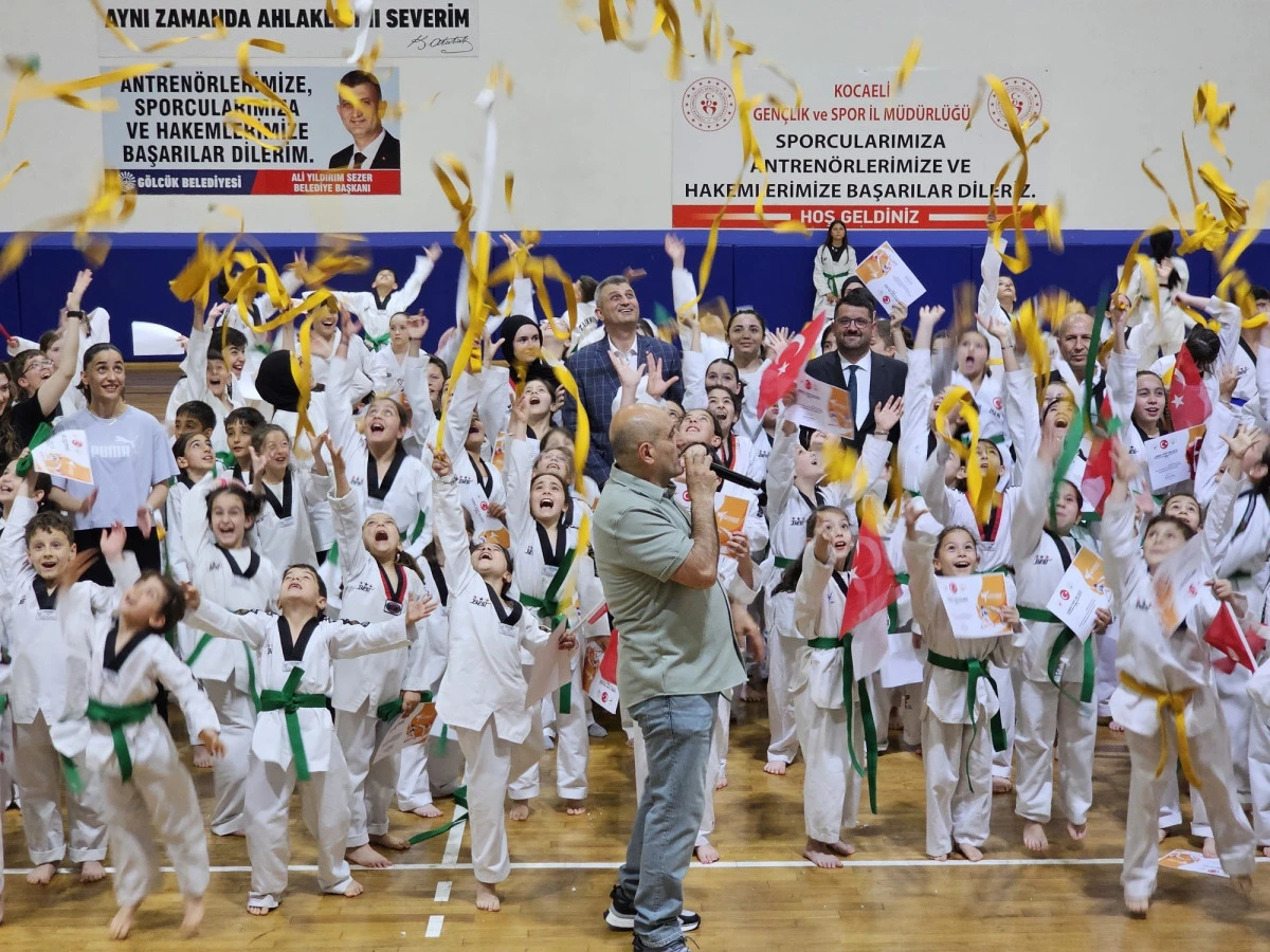 305 G&ouml;lc&uuml;k Belediyespor Taekwondo Sporcusu Kuşak Atladı