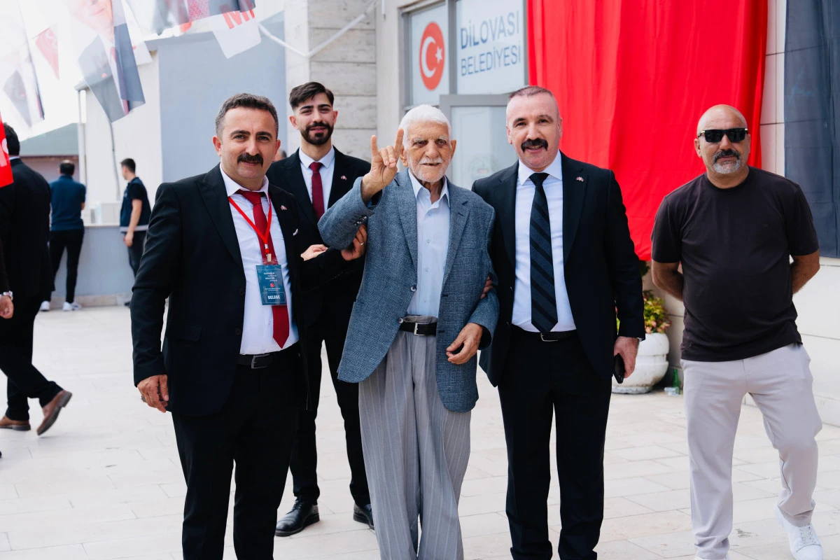 96 Yaşındaki Dede Nazım Konukseven MHP Dilovası 7. Olağan Kongresi&rsquo;ne Damga Vurdu