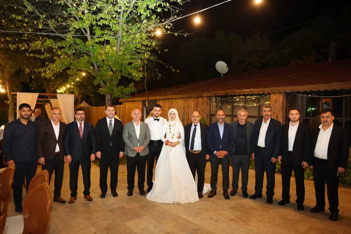 AK Parti Darıca Teşkilatı Gen&ccedil; &Ccedil;iftlerin Mutlu G&uuml;nlerine Ortak Oldu