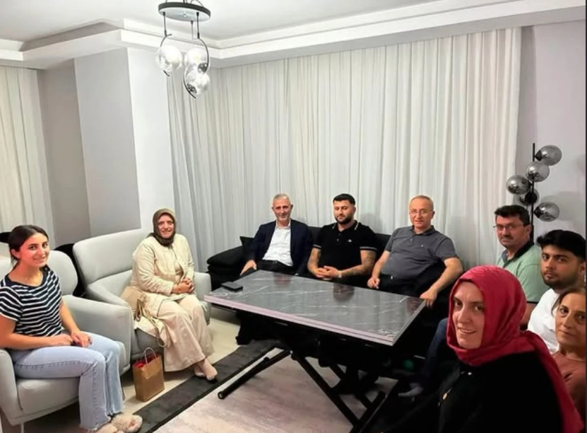 AK Parti Gebze Teşkilatı'ndan Yeni Evli &Ccedil;ifte "Aile Yılı" Ziyareti