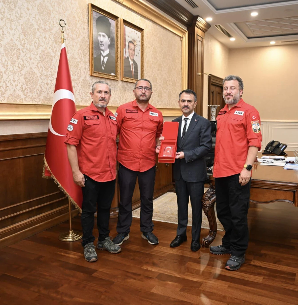 AKUT G&ouml;n&uuml;ll&uuml;leri, Vali İlhami Aktaş;ı Ziyaret Etti