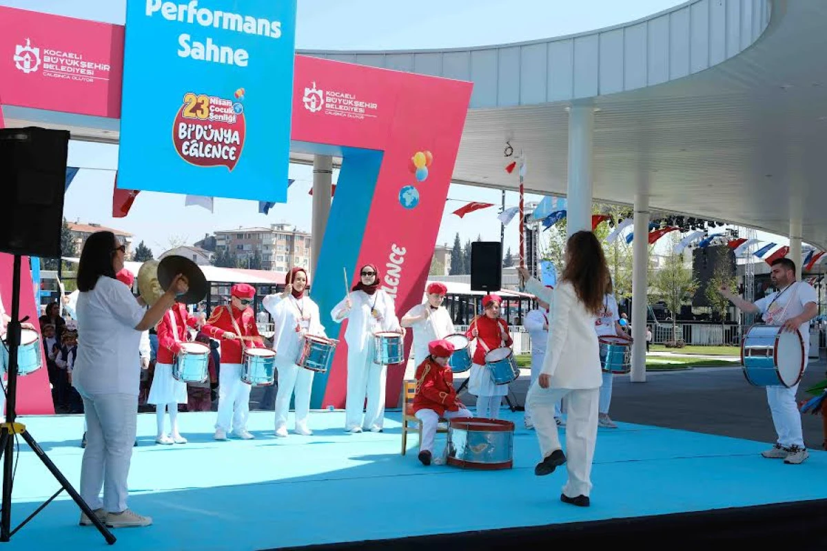 "Arı Maya" Kocaelili minikler için sahnede