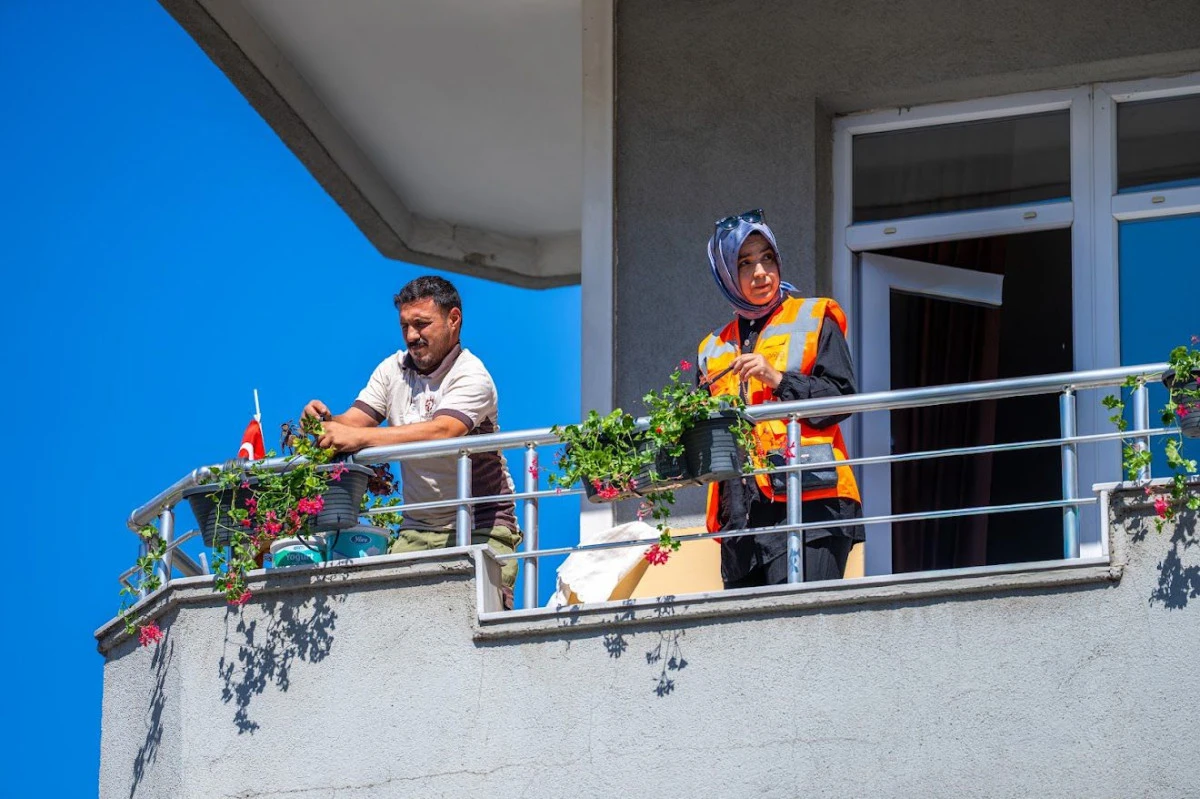 Balkonlar &ccedil;i&ccedil;ek a&ccedil;ıyor, komşuluk g&uuml;zelleşiyor