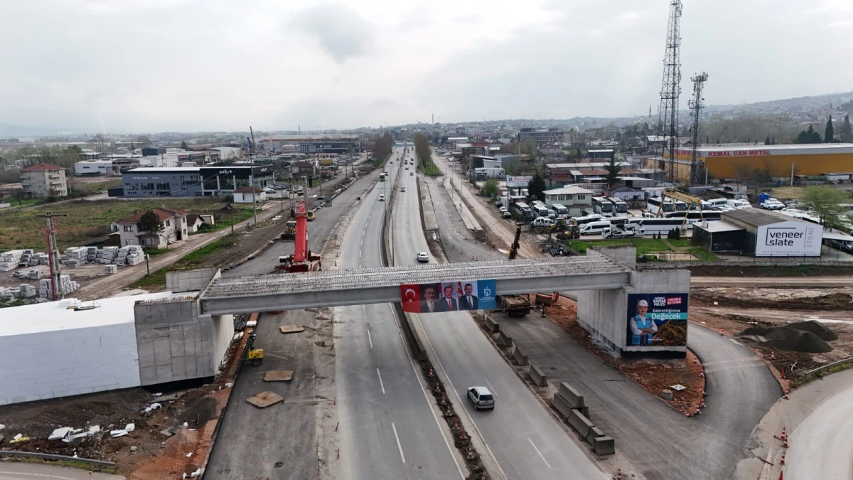 Başiskele Kavşağı&rsquo;nda dev kirişler 9 saatte yerleştirildi