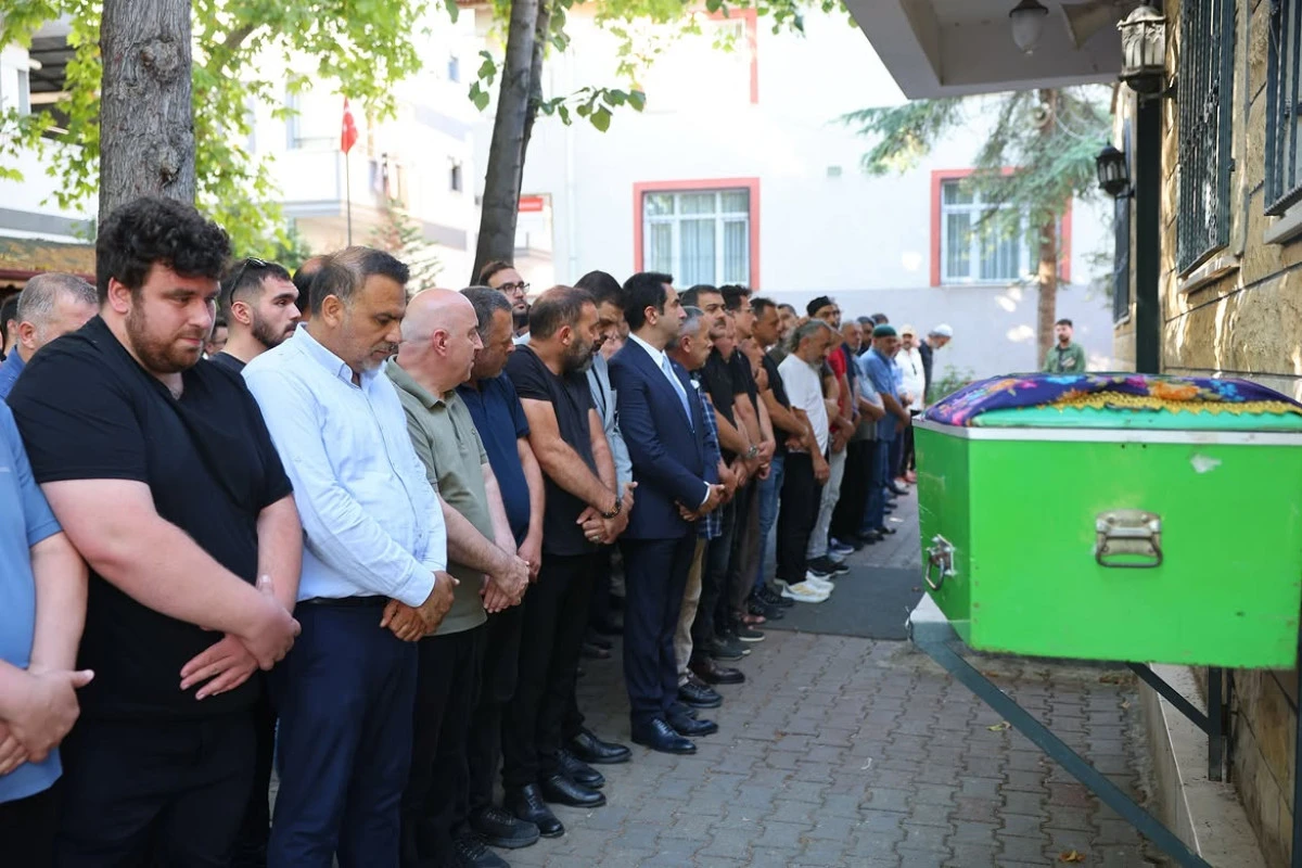 Başkan Bıyık, Arzu D&uuml;ğmeoğlu&rsquo;nu Son Yolculuğuna Uğurladı