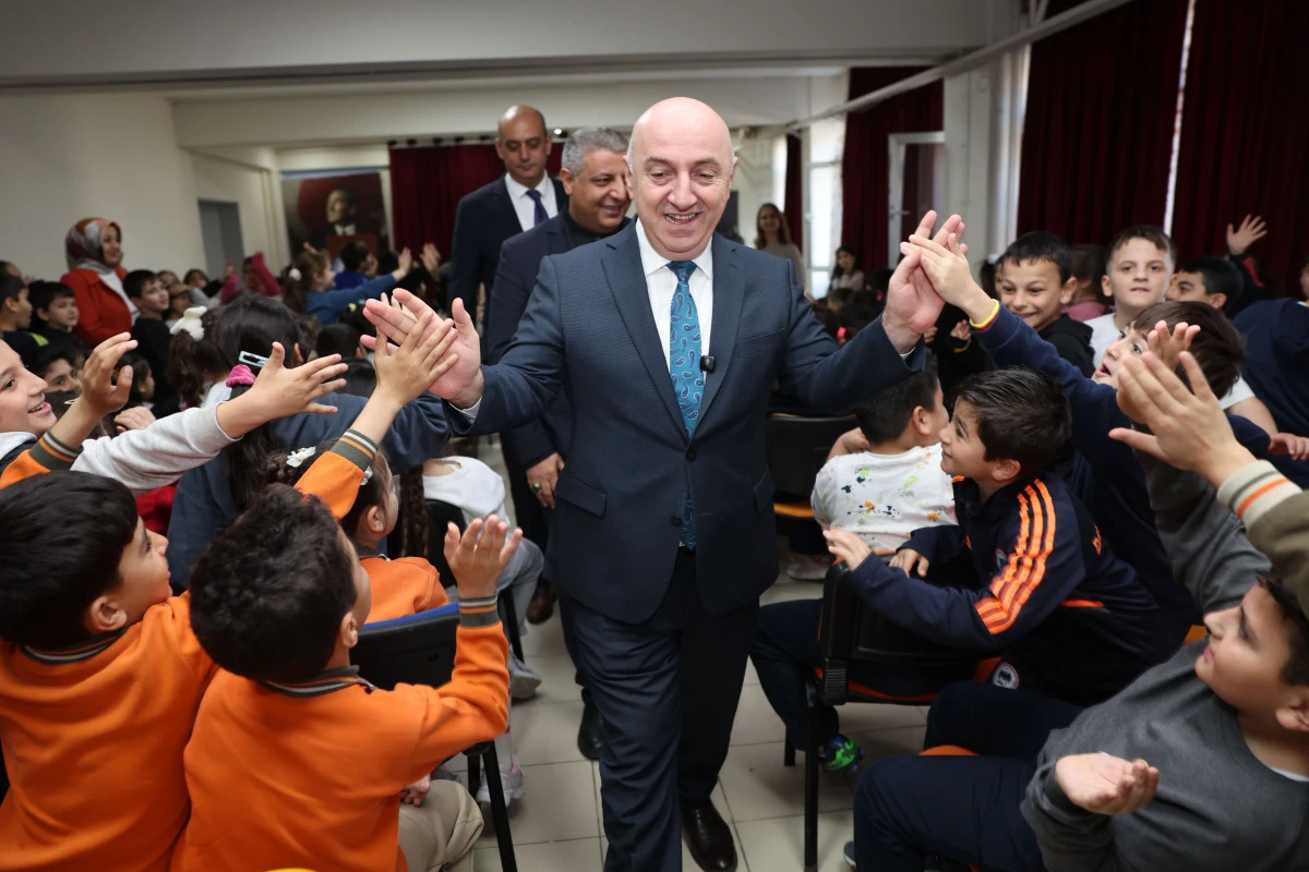 BAŞKAN BIYIK, BAYRAK T&Ouml;RENİNİN ARDINDAN &Ouml;ĞRENCİLERLE &lsquo;HAYAT BİLGİSİ&rsquo; DERSİNE KATILDI