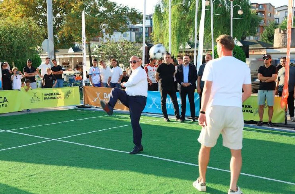 Başkan Bıyık gen&ccedil;lerle ayak tenisi oynadı