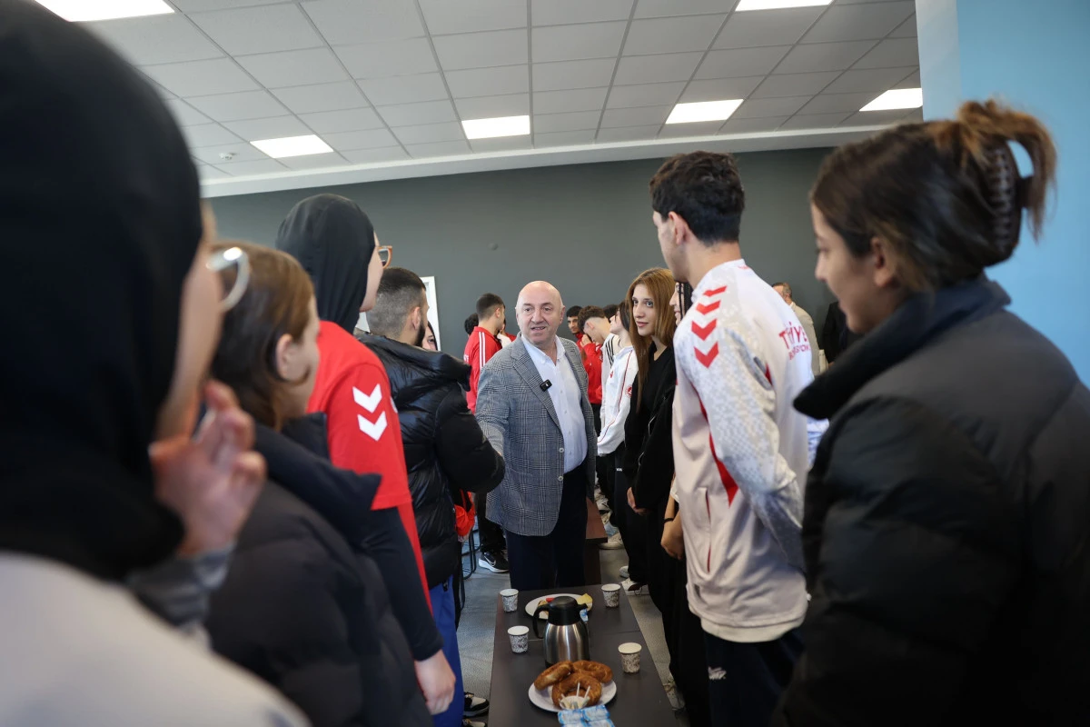 Başkan Bıyık Milli sporcularla bir araya geldi