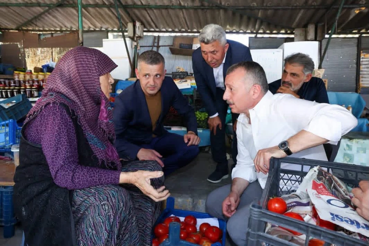 Başkan B&uuml;y&uuml;kakın, Kandıra&rsquo;da g&ouml;n&uuml;llere dokundu:  Sokakta, pazarda sıcak, samimi g&ouml;r&uuml;nt&uuml;ler