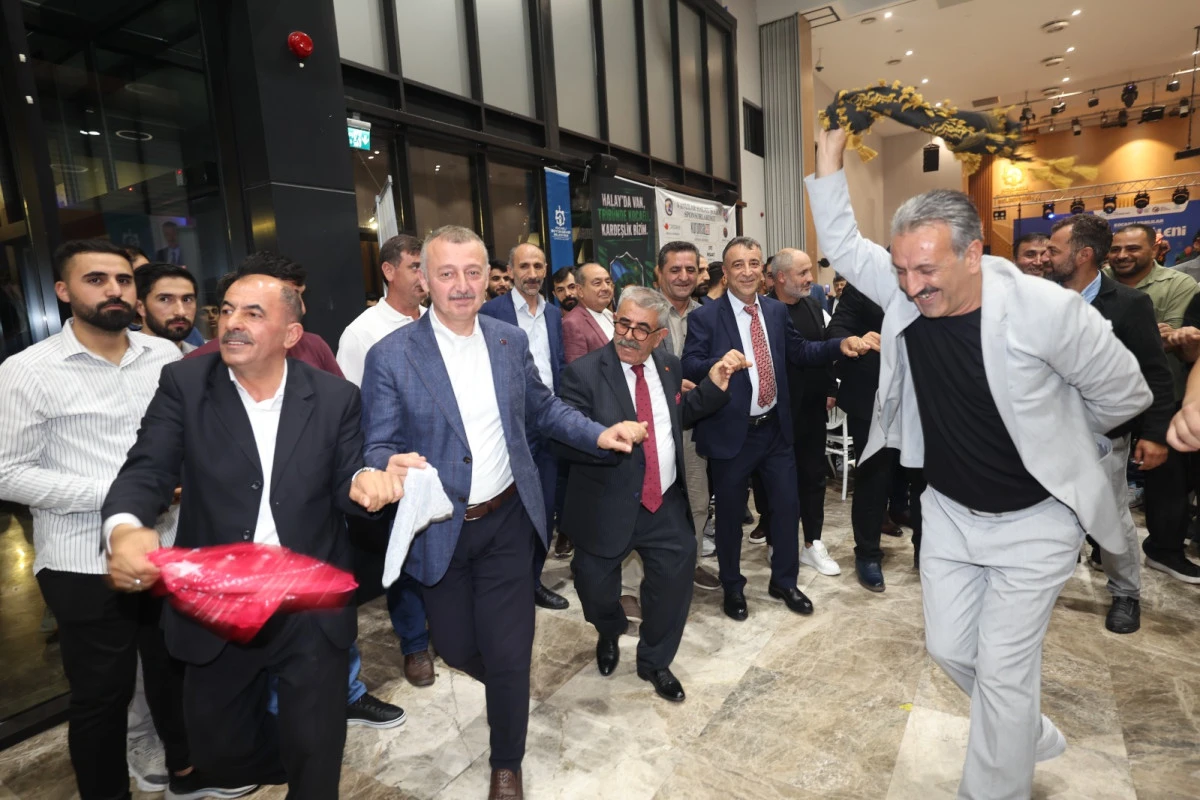 Başkan B&uuml;y&uuml;kakın, Vanlıların halayına katıldı: "Biz birlikte T&uuml;rkiye'yiz"