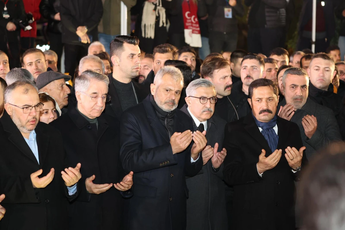 BAŞKAN B&Uuml;Y&Uuml;KG&Ouml;Z, HATAY&rsquo;DA DEPREM ŞEHİTLERİNİ ANDI