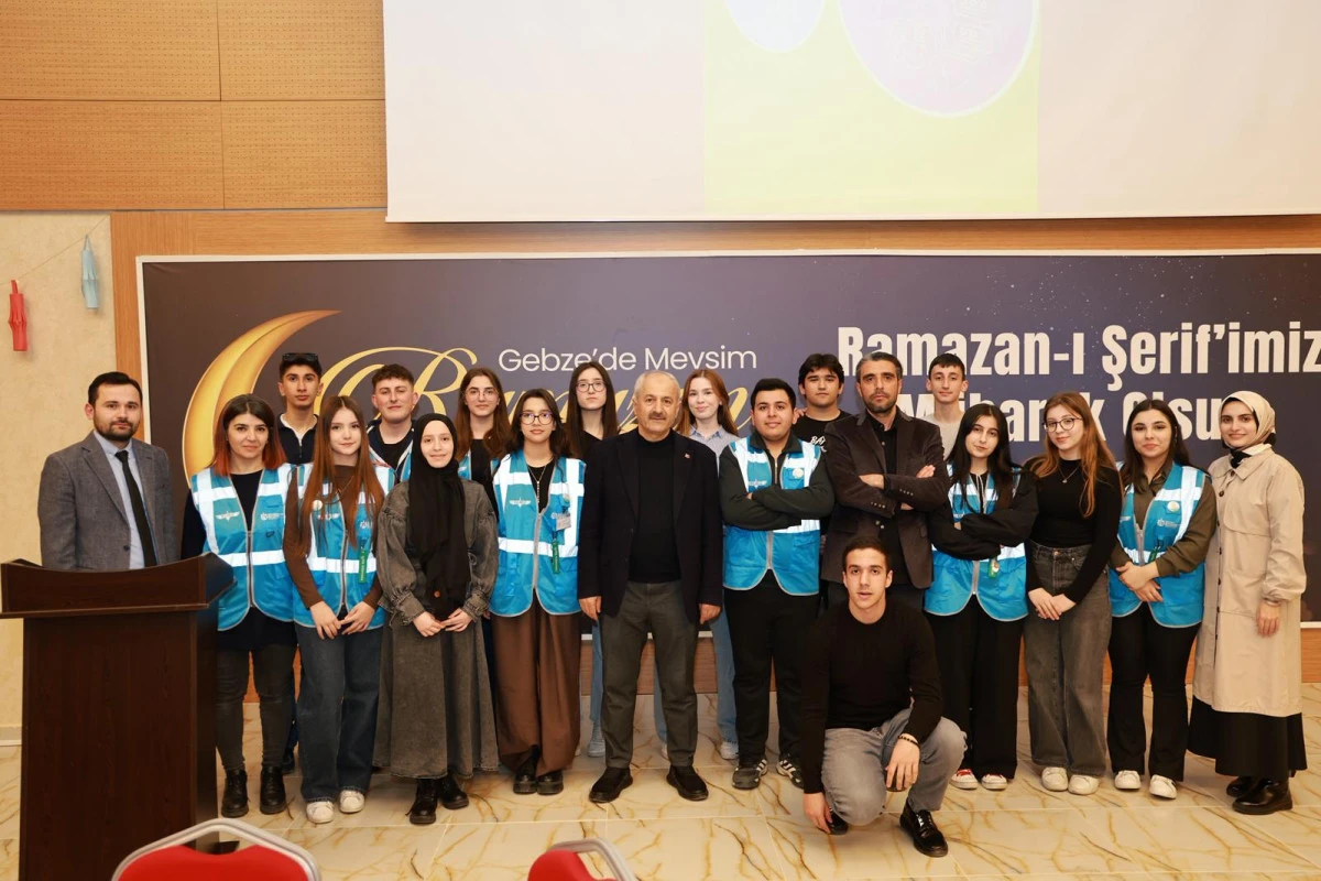 BAŞKAN B&Uuml;Y&Uuml;KG&Ouml;Z, İFTAR SOFRASINDA GEN&Ccedil;LERLE BİR ARAYA GELDİ