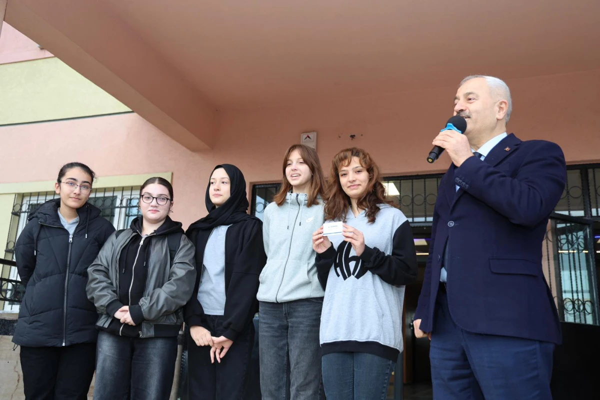 BAŞKAN B&Uuml;Y&Uuml;KG&Ouml;Z'DEN OKULLARA ZİYARET