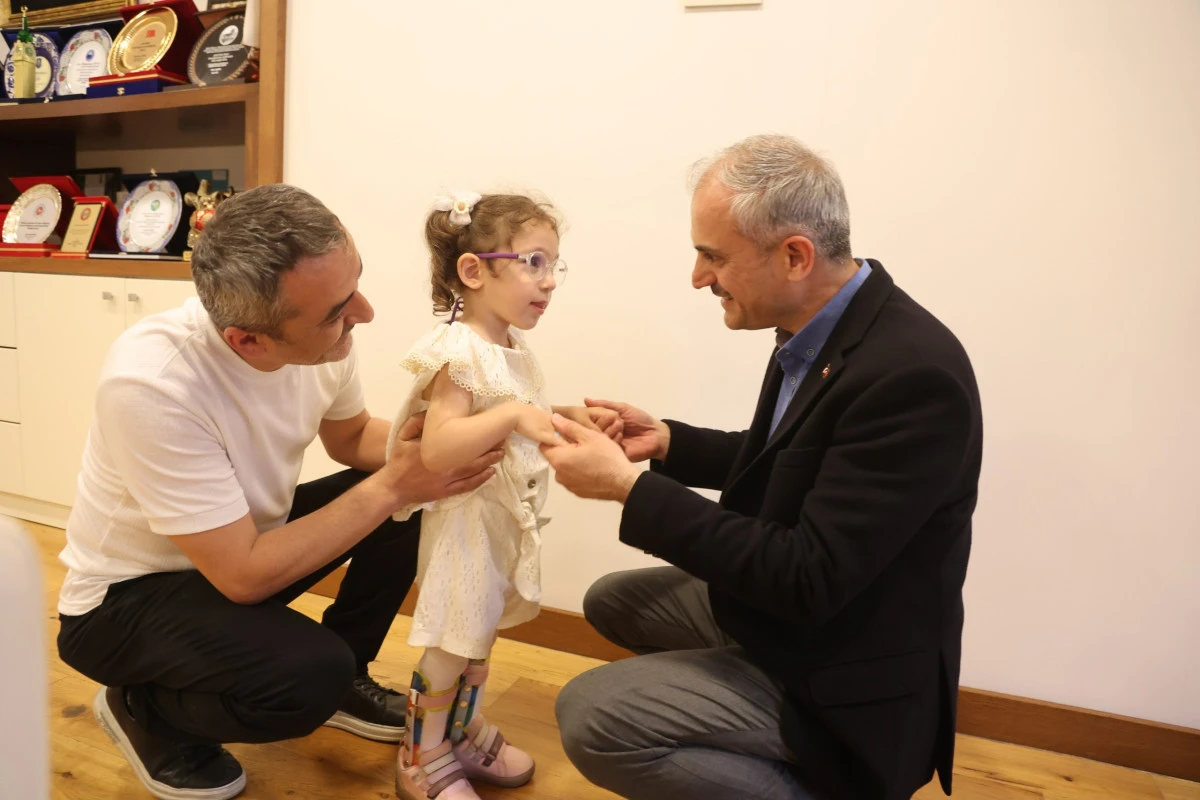 Başkan &Ccedil;ift&ccedil;i, Minik Lina ve ailesiyle bir araya geldi
