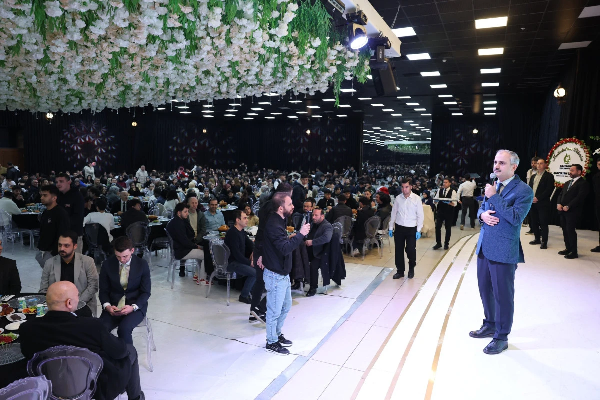 Başkan &Ccedil;ift&ccedil;i&rsquo;den, gen&ccedil;lik iftarında gen&ccedil;lere m&uuml;jde