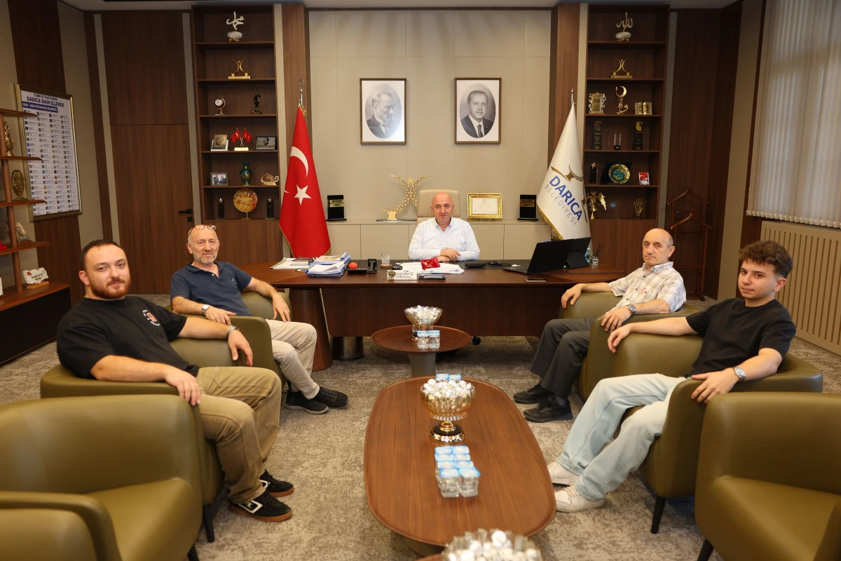 Başkan Muzaffer Bıyık, Ailesini Belediyede Ağırladı