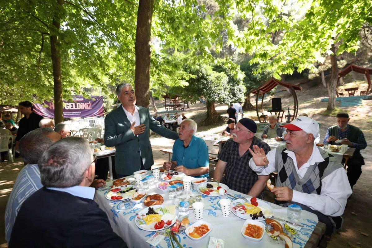 BAŞKAN &Ouml;MEROĞLU, 65 YAŞ &Uuml;ST&Uuml; VATANDAŞLARLA G&Ouml;N&Uuml;L SOFRASINDA BULUŞTU