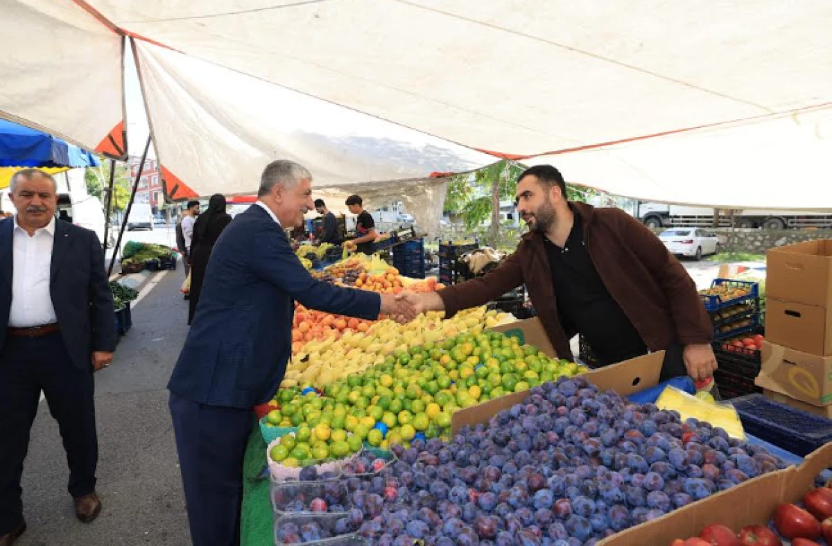 BAŞKAN &Ouml;MEROĞLU PAZARTESİ PAZARI&rsquo;NDA ESNAF VE VATANDAŞLARLA BULUŞTU