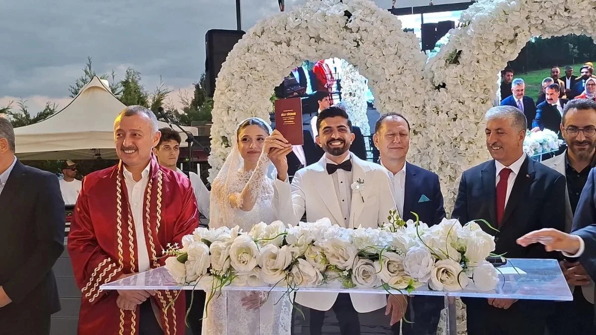 Başkan &Ouml;meroğlu&rsquo;nun Oğlu Enes &Ouml;meroğlu D&uuml;nyaevine Girdi