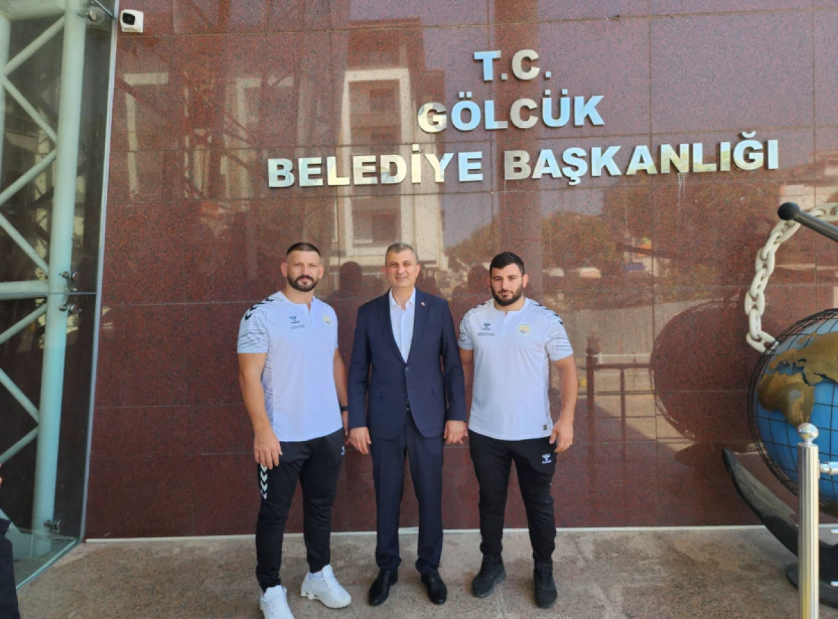 BAŞKAN SEZER, G&Ouml;LC&Uuml;K BELEDİYESPOR YAĞLI G&Uuml;REŞ TAKIMI&rsquo;NI KIRKPINAR&rsquo;A UĞURLADI