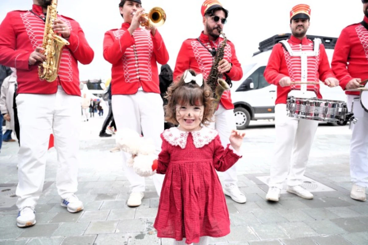 Bir meydan dolusu mutluluk