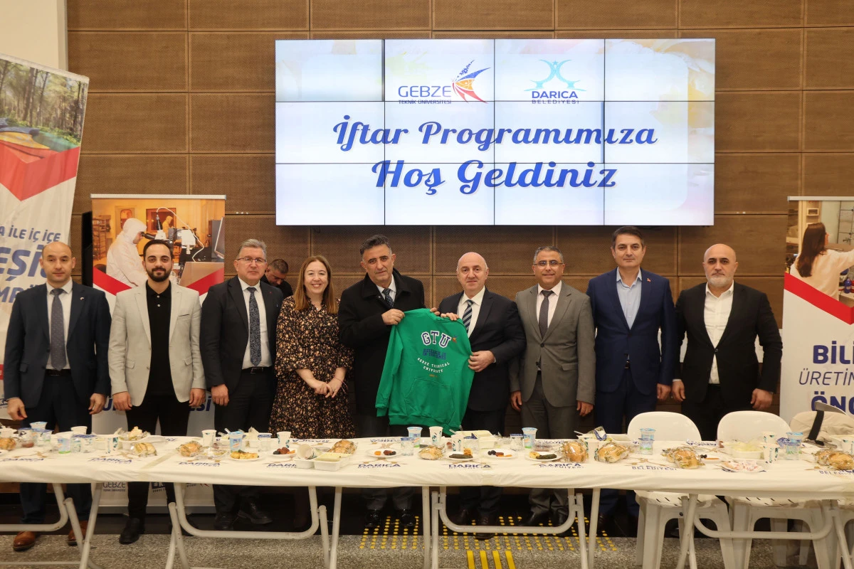 Bıyık, &uuml;niversiteli gen&ccedil;lerle iftar sofrasında buluştu