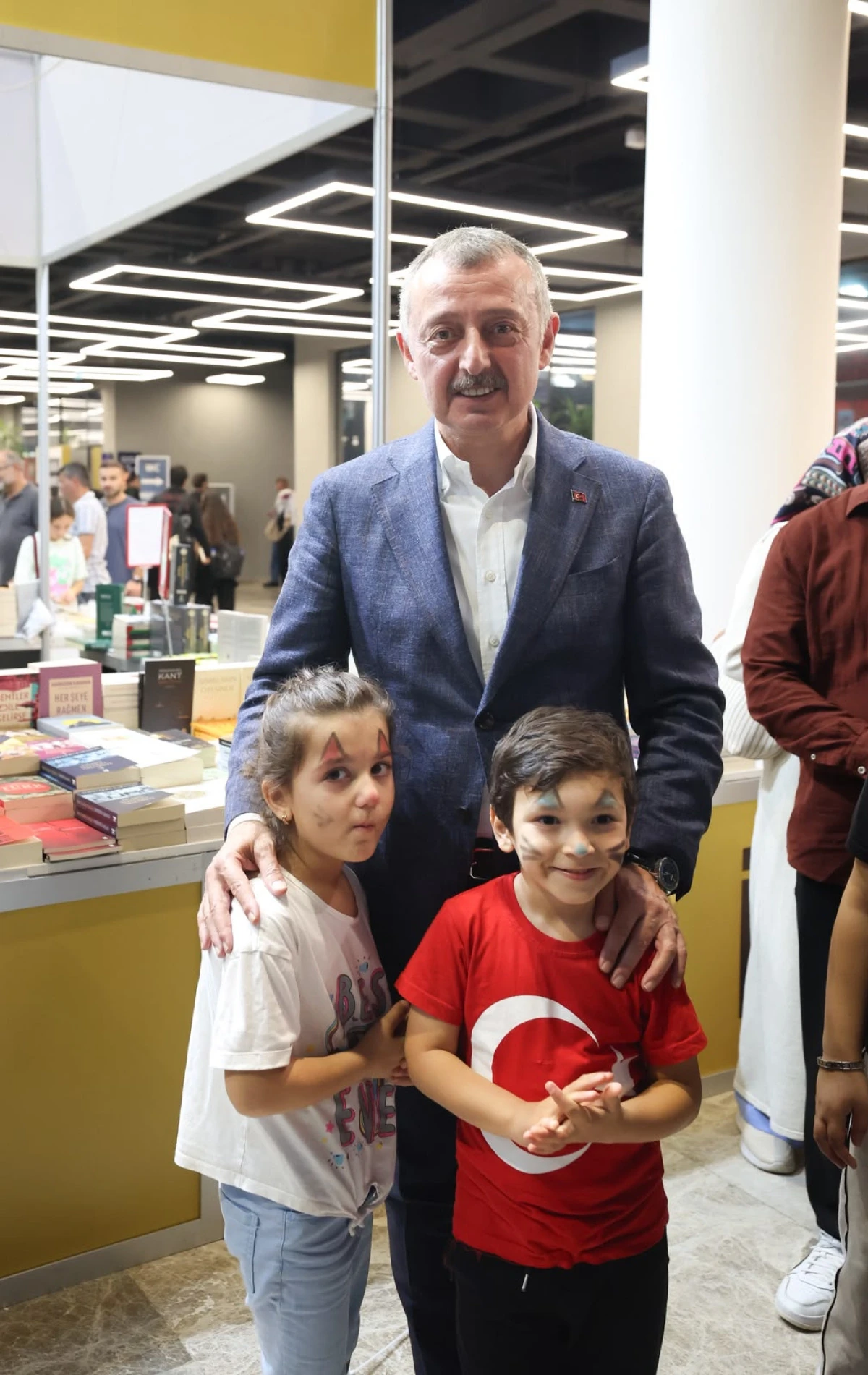 B&uuml;y&uuml;kakın, 7&rsquo;den 70&rsquo;e t&uuml;m  kitapseverlere teşekk&uuml;r etti