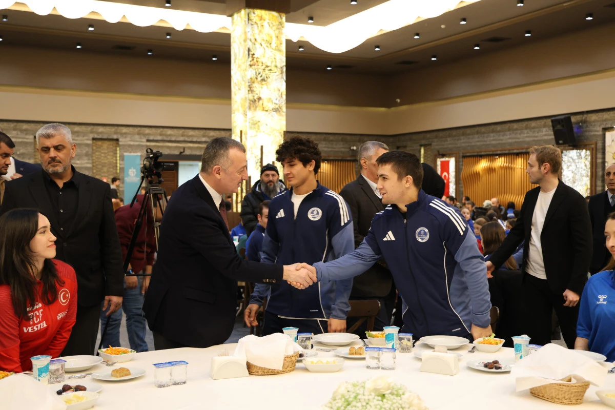 B&uuml;y&uuml;kakın başarılı sporcularla iftar yaptı
