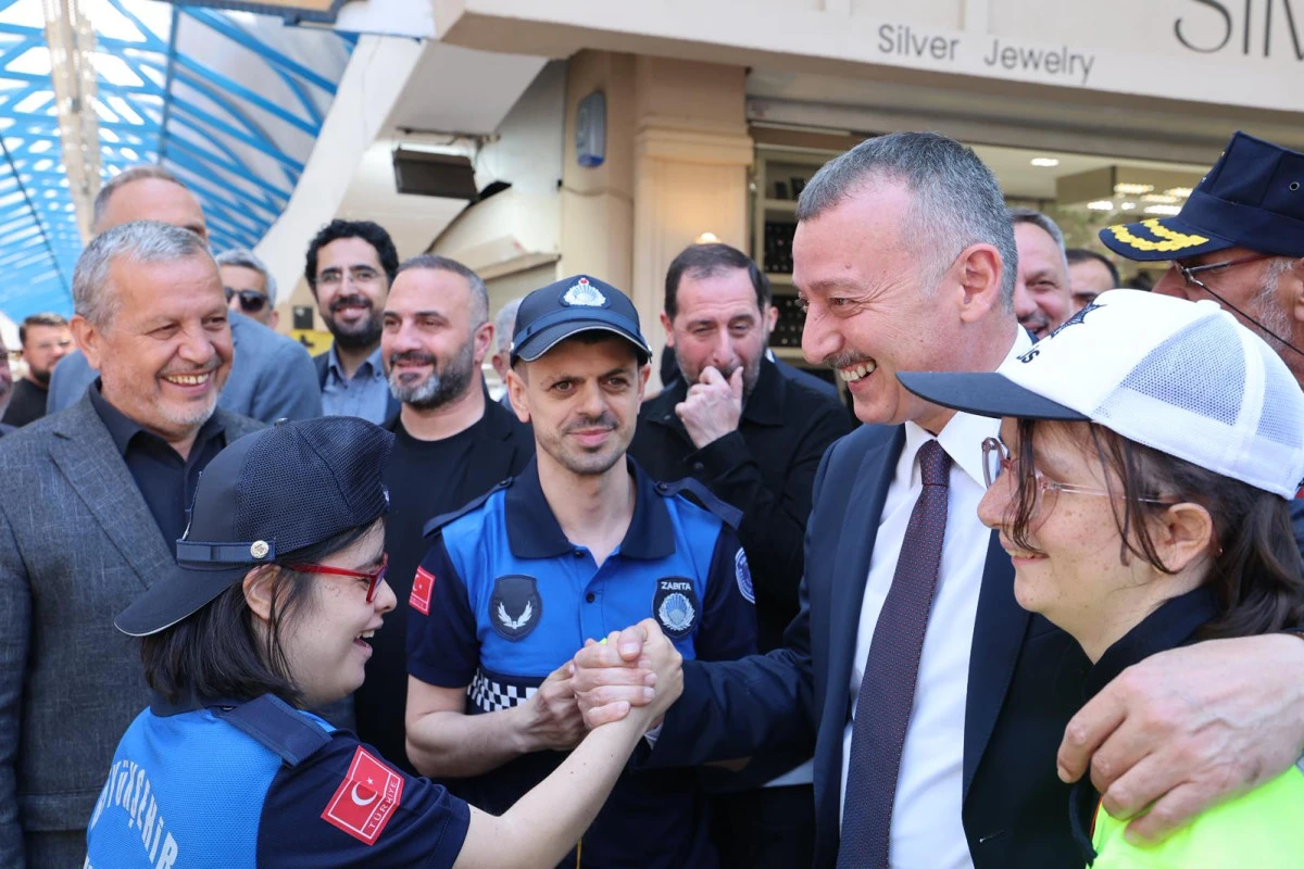 B&uuml;y&uuml;kakın, ilk iş g&uuml;n&uuml;nde de yanlarındaydı: &ldquo;İyi ki varsınız&rdquo;