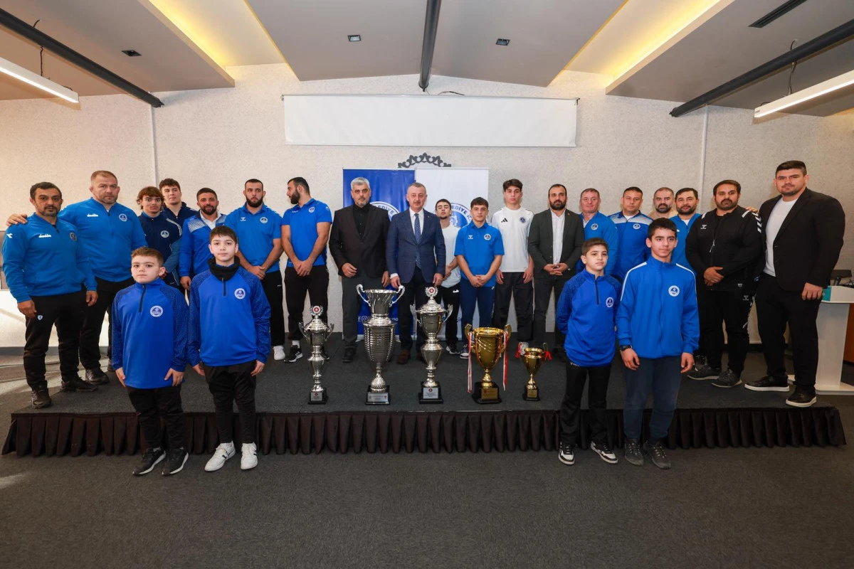 B&uuml;y&uuml;kakın, Kağıtspor&rsquo;un başarılı sporcularını tebrik etti