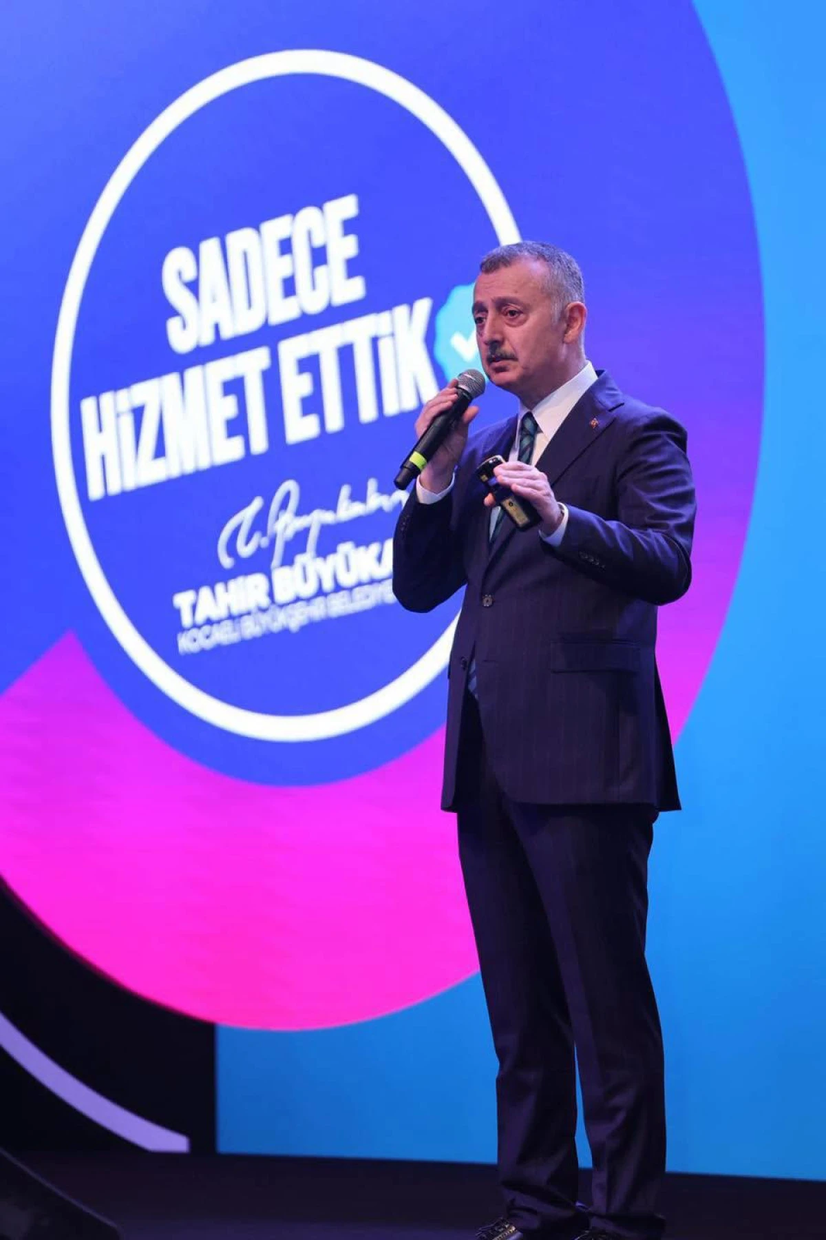 B&uuml;y&uuml;kakın, Kocaelililere y&uuml;rekten teşekk&uuml;r etti