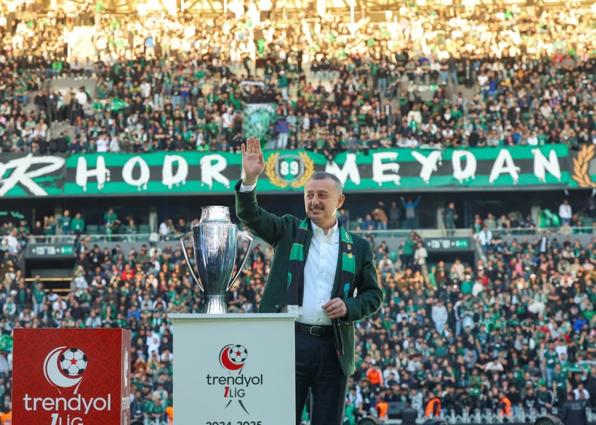 B&uuml;y&uuml;kakın, Kocaelispor&rsquo;un 60. yılını kutladı