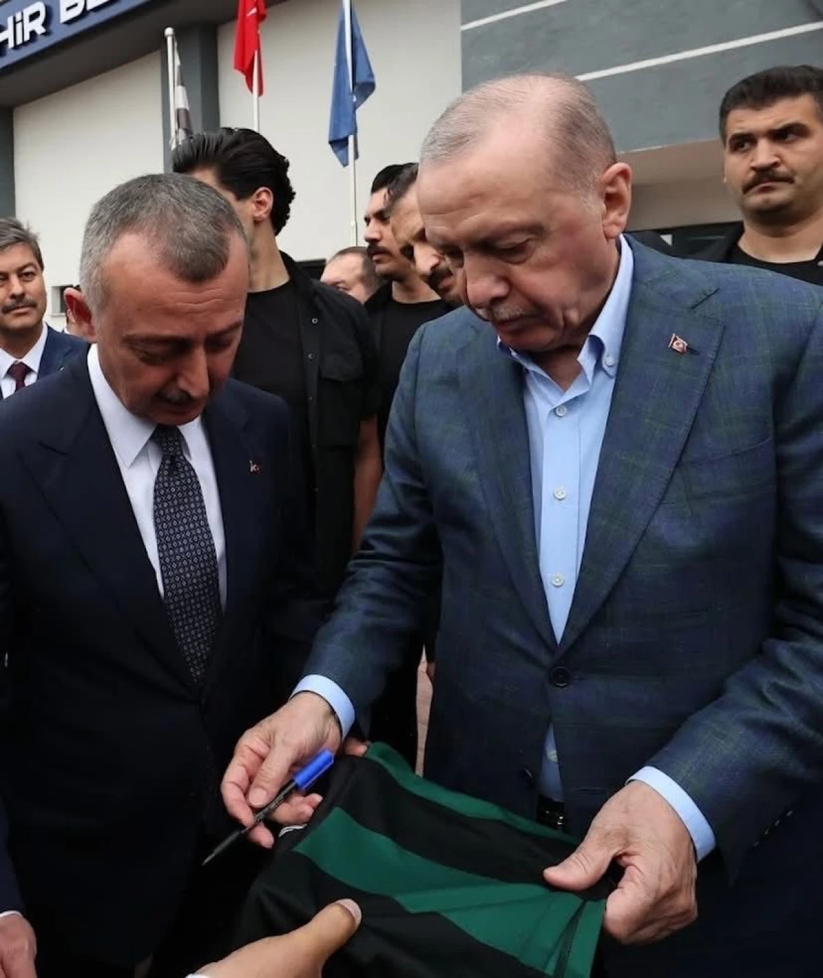 B&uuml;y&uuml;kakın, m&uuml;ze i&ccedil;in Cumhurbaşkanı  Erdoğan&rsquo;a forma imzalattı