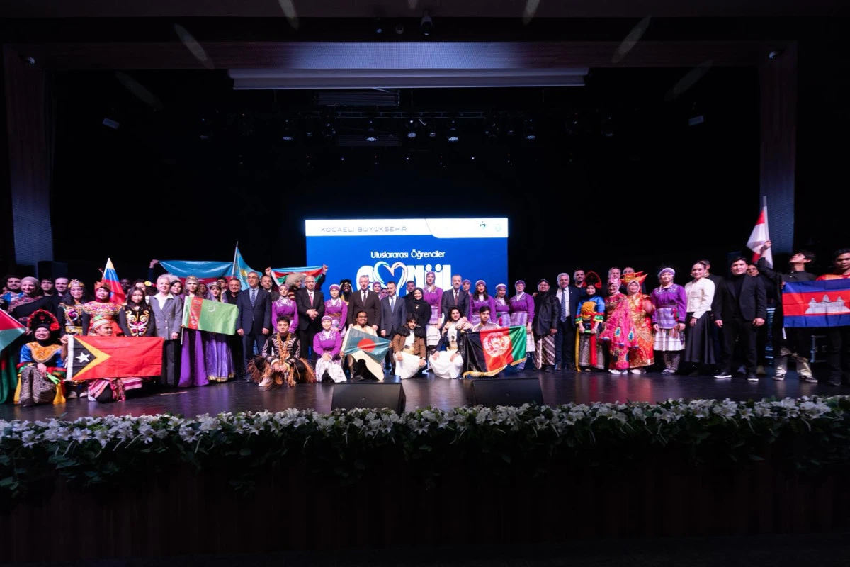 B&uuml;y&uuml;kakın: &ldquo;Sizler sadece &ouml;ğrenci değil, g&ouml;n&uuml;l el&ccedil;ilerimizsiniz&rdquo;