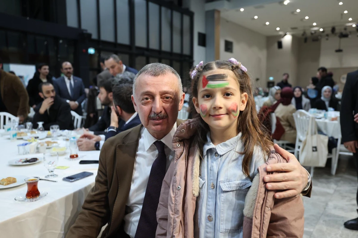 B&uuml;y&uuml;kakın, T&Uuml;GVA iftarında gen&ccedil;lerle bir araya geldi