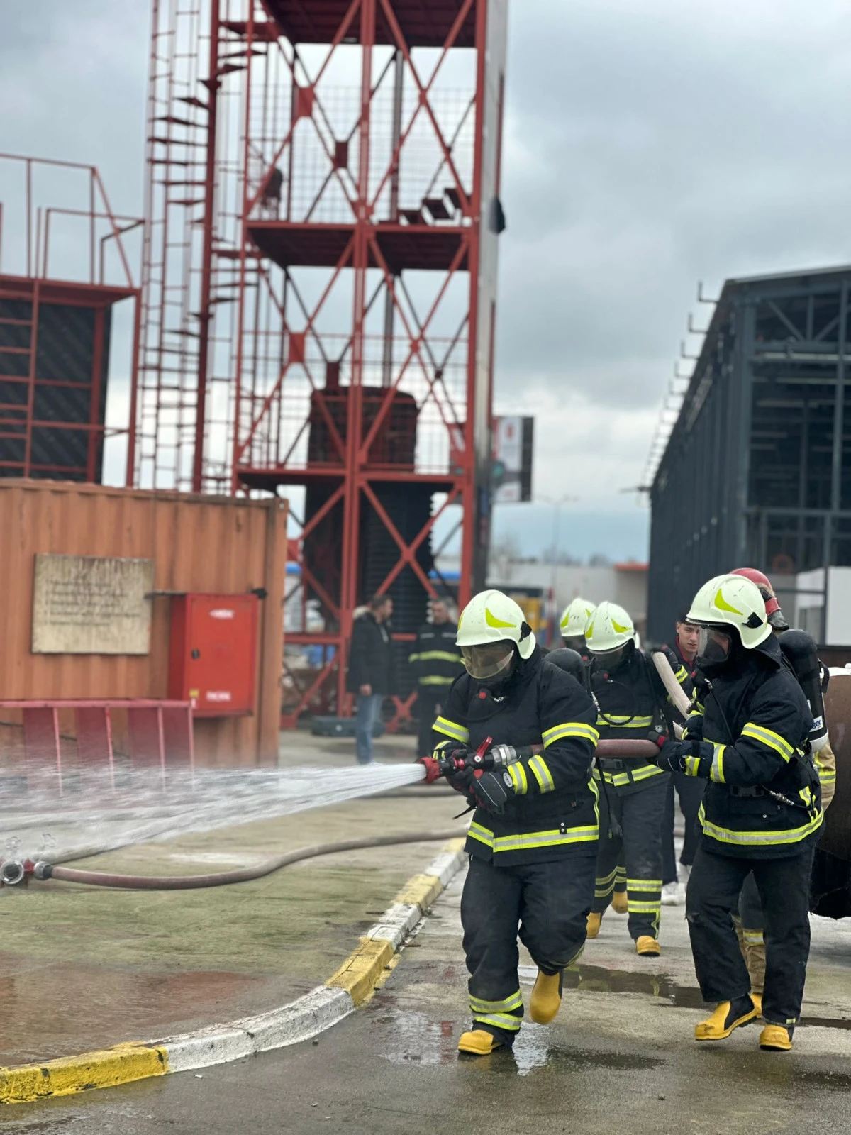 B&uuml;y&uuml;kşehir İtfaiyesi&rsquo;nden hayat kurtaran eğitimler