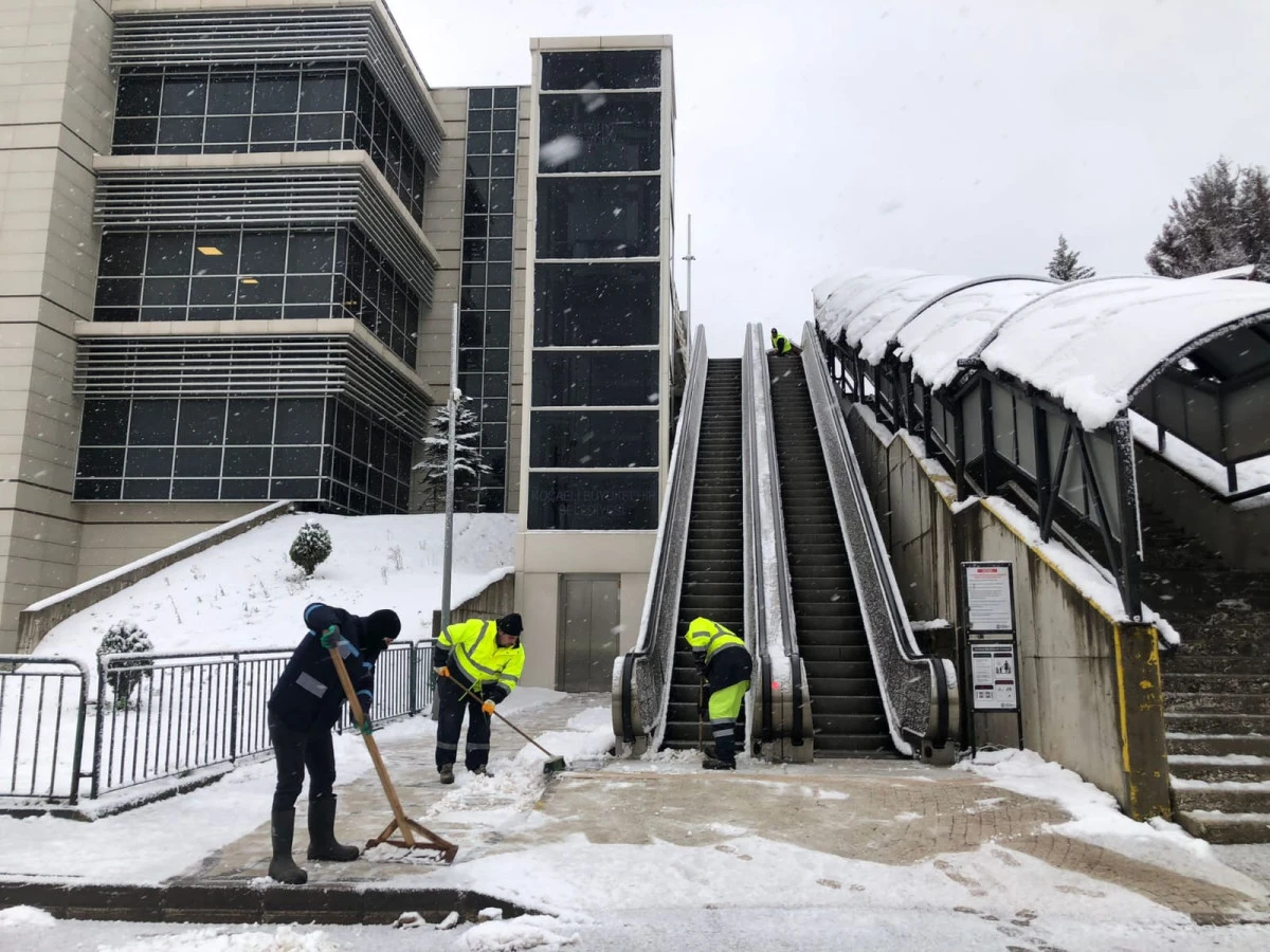 B&uuml;y&uuml;kşehir, karla m&uuml;cadelede 7/24 g&ouml;revde