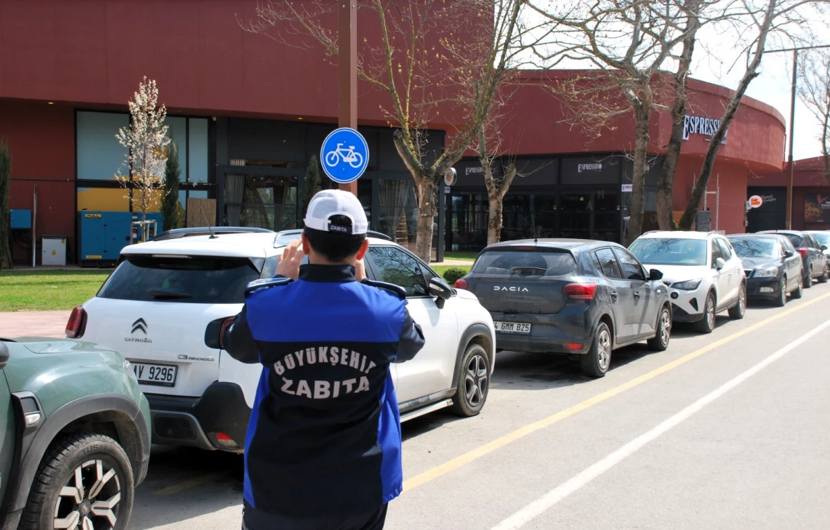 B&uuml;y&uuml;kşehir Zabıtası&rsquo;ndan &ccedil;ift taraflı parka m&uuml;dahale