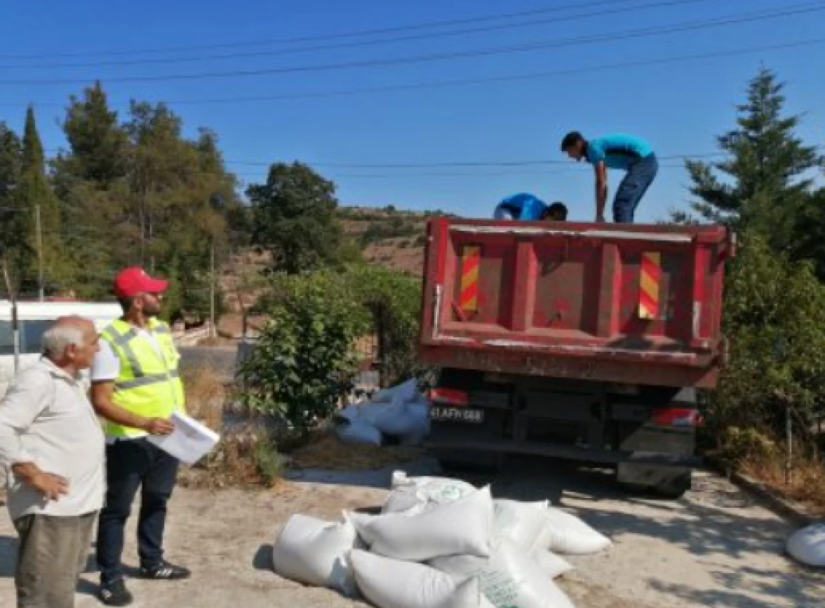 Büyükşehir’den üreticiye tavuk yemi ve ekipman desteği