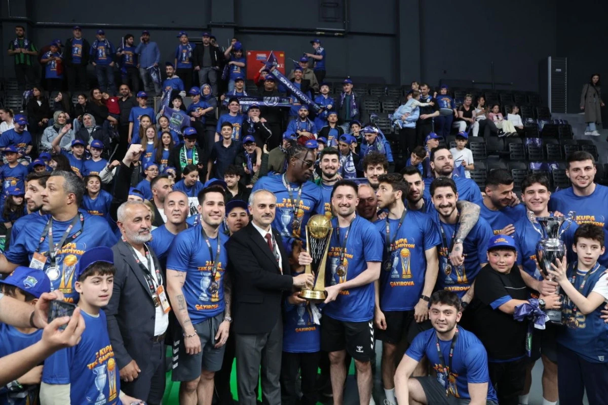 &Ccedil;ayırova Belediyesi, şampiyonluk kupasına kavuştu