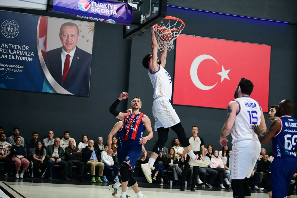 &Ccedil;ayırova Belediyesi, şampiyonluk  yolunda bir engeli daha aştı   