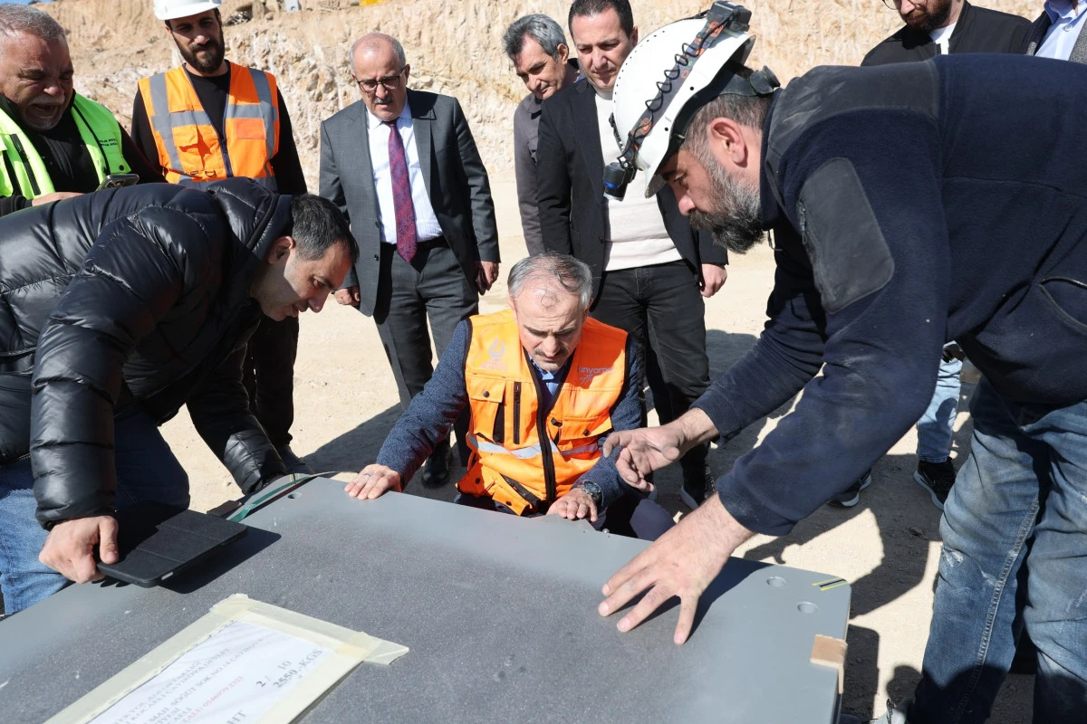 &Ccedil;ayırova Devlet Hastanesi&rsquo;nde  deprem izolat&ouml;rleri monte ediliyor   
