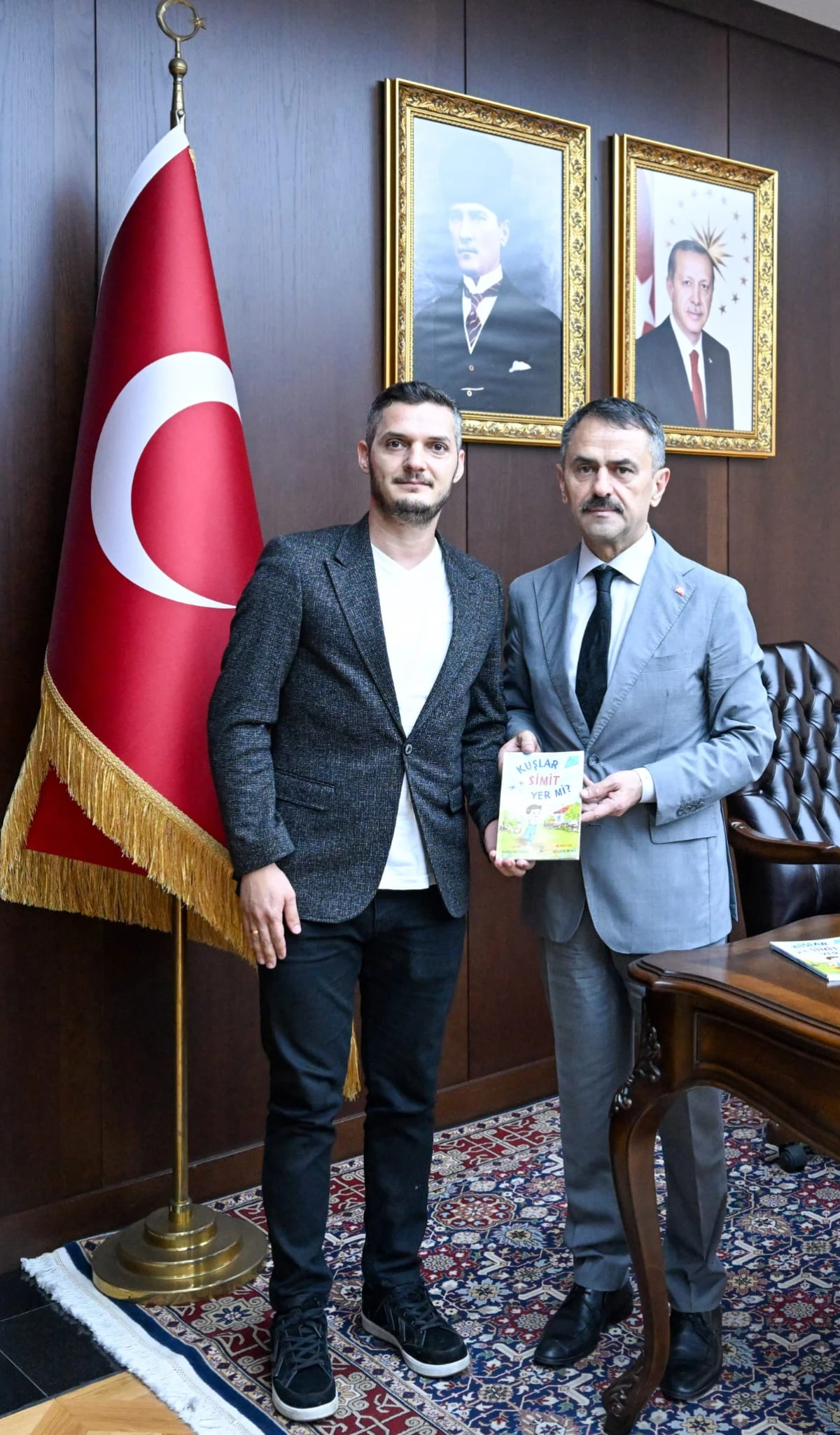 &Ccedil;ayırova Mevlana İlkokulu Sınıf &Ouml;ğretmeni ve &Ccedil;ocuk Kitap Yazarı Ramazan Y&uuml;ksel&rsquo;den  Vali İlhami Aktaş&rsquo;a Ziyaret