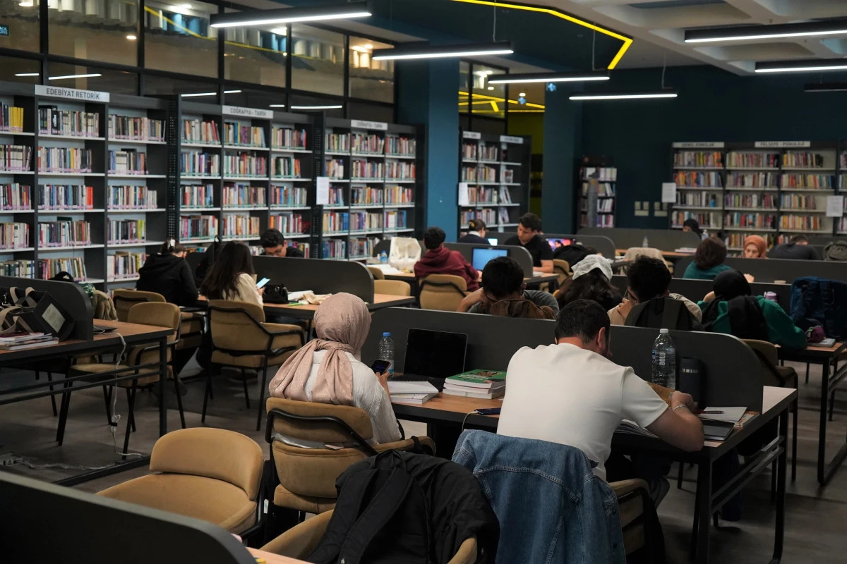 &Ccedil;ayırova&rsquo;da kitap kahveler sınava kadar 7/24 a&ccedil;ık